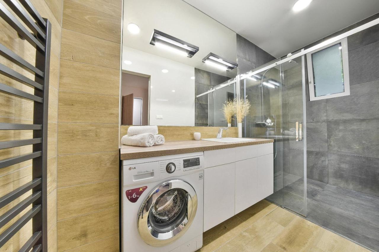 Chalupku - Luxurious Apartment 70M2 In Direct Centrum With Parking Included, Air-Conditioned, Balcony, Quiet Sleep, Best In Town Банска бистрица Екстериор снимка