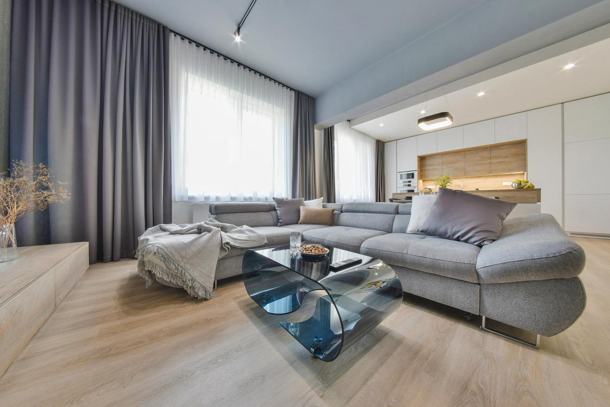 Chalupku - Luxurious Apartment 70M2 In Direct Centrum With Parking Included, Air-Conditioned, Balcony, Quiet Sleep, Best In Town Банска бистрица Екстериор снимка