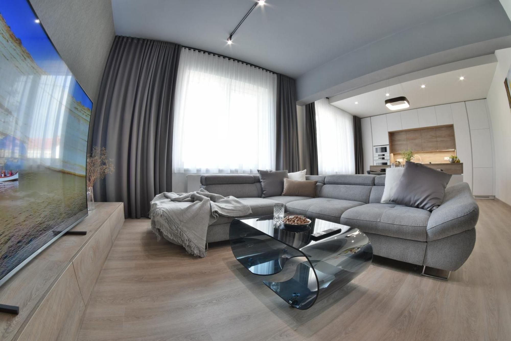 Chalupku - Luxurious Apartment 70M2 In Direct Centrum With Parking Included, Air-Conditioned, Balcony, Quiet Sleep, Best In Town Банска бистрица Екстериор снимка